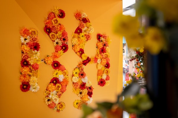 Virágesővel hódít a Kinley Shop-in-shop